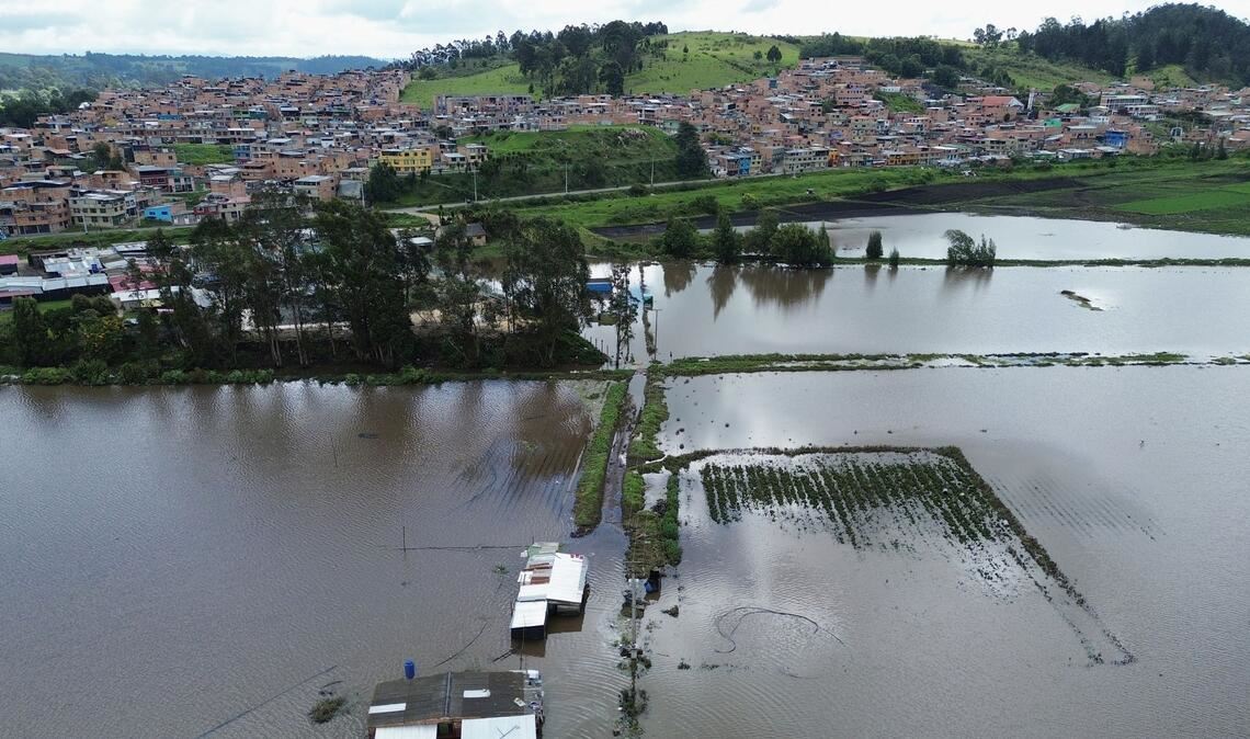 Eine Farm ist überflutet, nachdem der Botello-Fluss in Kolumbien aufgrund starker Regenfälle über die Ufer getreten ist.