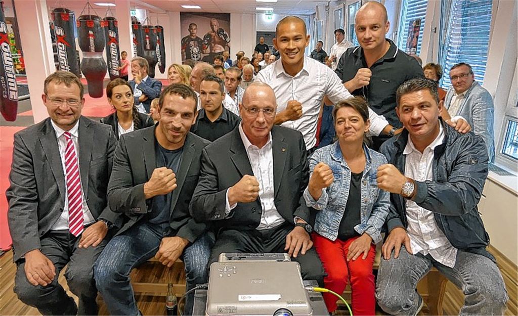 Eine Faust für alle: Nur Oberbürgermeister Gert Hager (li.) ist zumindest nicht für offensichtlich kämpferische Posen zu haben, dafür aber (v. li.): Firat Arslan (ehemaliger Box-WBA-Weltmeister im Cruisergewicht), Uwe Hück (zweifacher Europameister Thaiboxen), Luan Krasniqi (ehemaliger Box-Europameister Schwergewicht), hinten stehend (v. li.): Hücks Adoptivsohn Lam Anh Hück (leitet das Sportzentrum in Pforzheim) und Branislav Stakic (Sparte Thaiboxen, Vorstand FSV Buckenberg). Foto: Roth