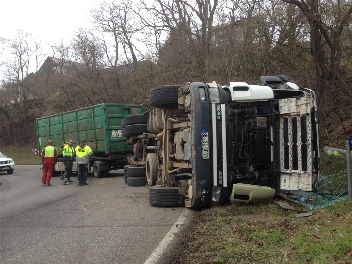 Eine Feder, die gerissen ist, brachte den Lastwagen zum Umkippen und sorgte dadurch für eine nahezu ganztägige Sperrung. Foto: Deeg