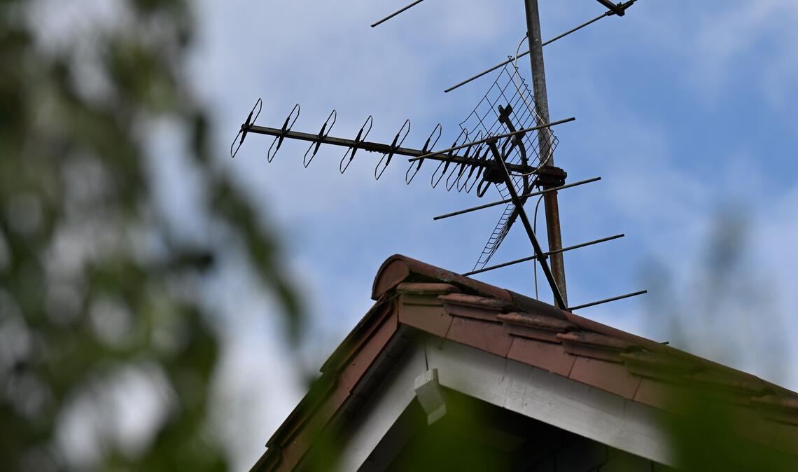 Eine Fernsehantenne auf dem Dach eines Wohnhauses: Diese Übertragungsform kommt aus der Mode.