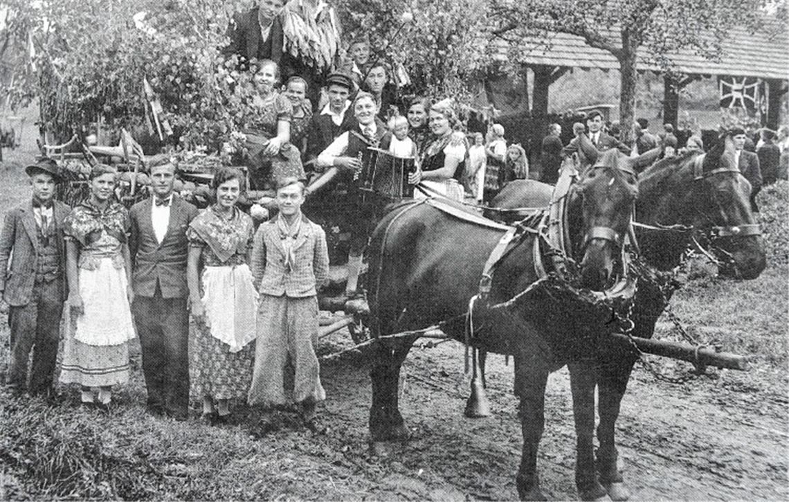 Eine Festgruppe vor der Ölbronner Dreschhalle, die mit der Zeit zu klein für eine große Veranstaltung wurde. Das Bild entstand im Jahr 1935. Fotos: privat