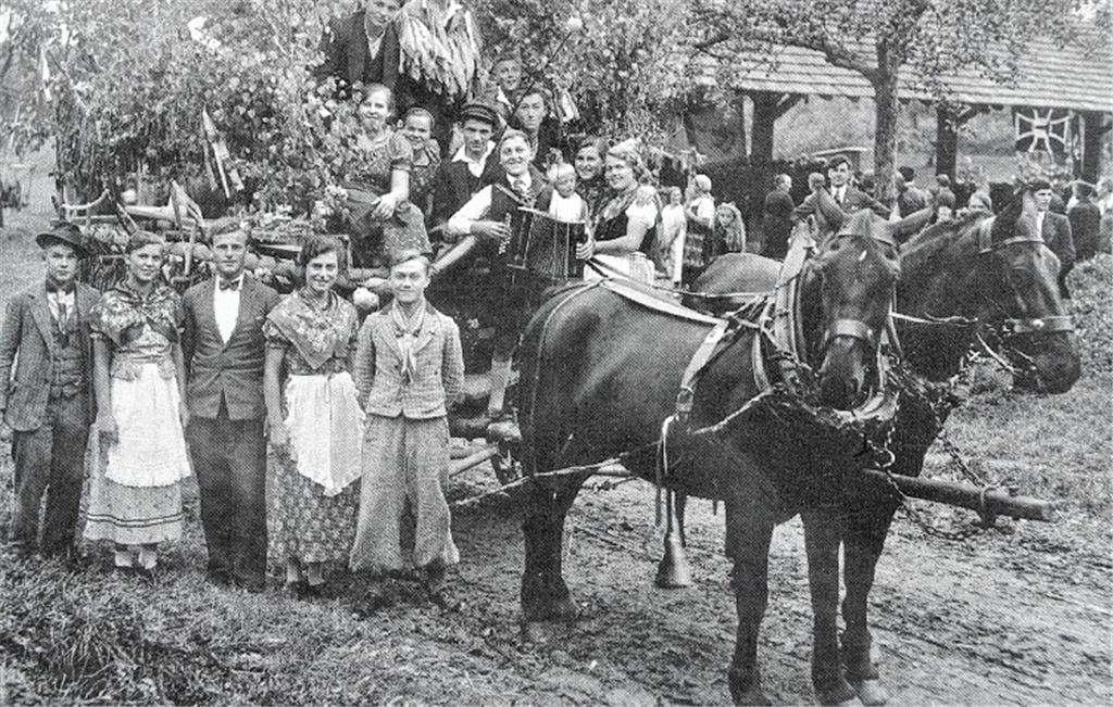 Eine Festgruppe vor der Ölbronner Dreschhalle, die mit der Zeit zu klein für eine große Veranstaltung wurde. Das Bild entstand im Jahr 1935. Fotos: privat