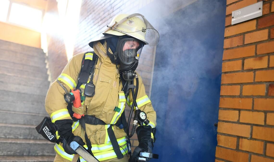 Eine Feuerwehrfrau demonstriert in der Feuerwache Süd in Mannheim das Öffnen einer Tür mit Hilfe einer Ramme. (Archivbild)