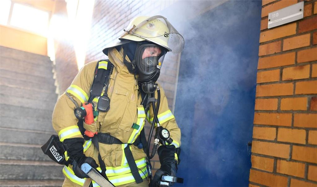 Eine Feuerwehrfrau demonstriert in der Feuerwache Süd in Mannheim das Öffnen einer Tür mit Hilfe einer Ramme. (Archivbild)