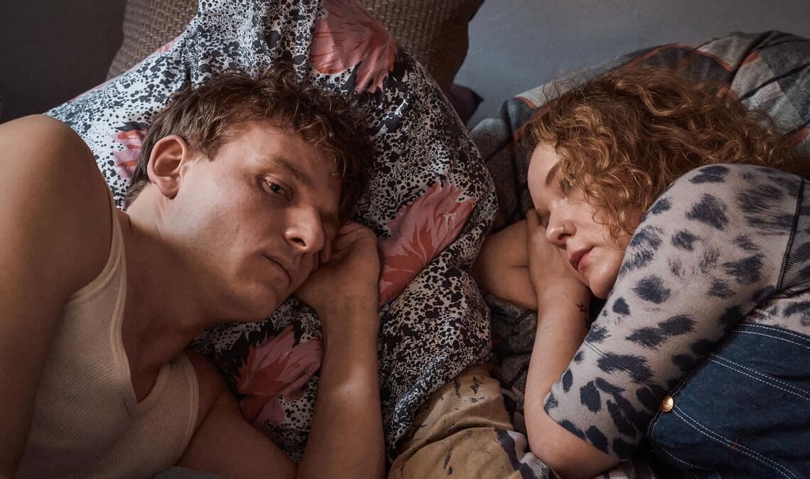 Eine Filmszene: Oliver Knöbel (Johannes Hegemann, l.) kann sich immer auf seine treue Freundin Marlene Stelling (Angelina Häntsch, r.) verlassen.