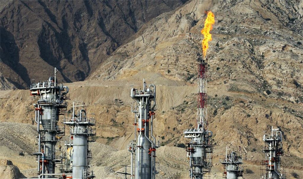 Eine Flamme brennt am 22.01.2014 am Turm einer Anlage auf dem South Pars Gas Feld bei Assalouyeh, Iran (Archivfoto).