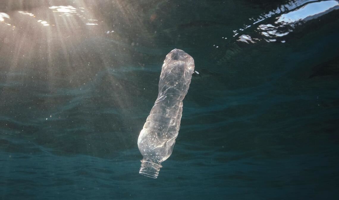 Eine Flasche treibt im Meer - wie hier vor Ägypten.