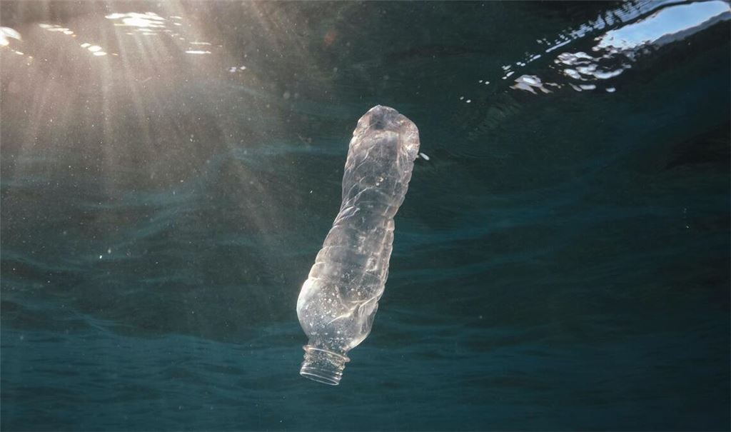 Eine Flasche treibt im Meer - wie hier vor Ägypten.