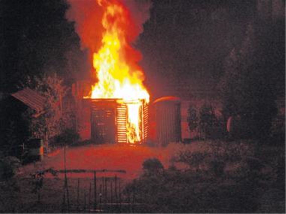 Eine Folge der Hitze? Aus noch ungeklärter Ursache ist am Sonntagabend im Schrebergartengebiet an der Bahnlinie in Mühlacker eine Gartenhütte vollständig abgebrannt. 
Foto: Eier