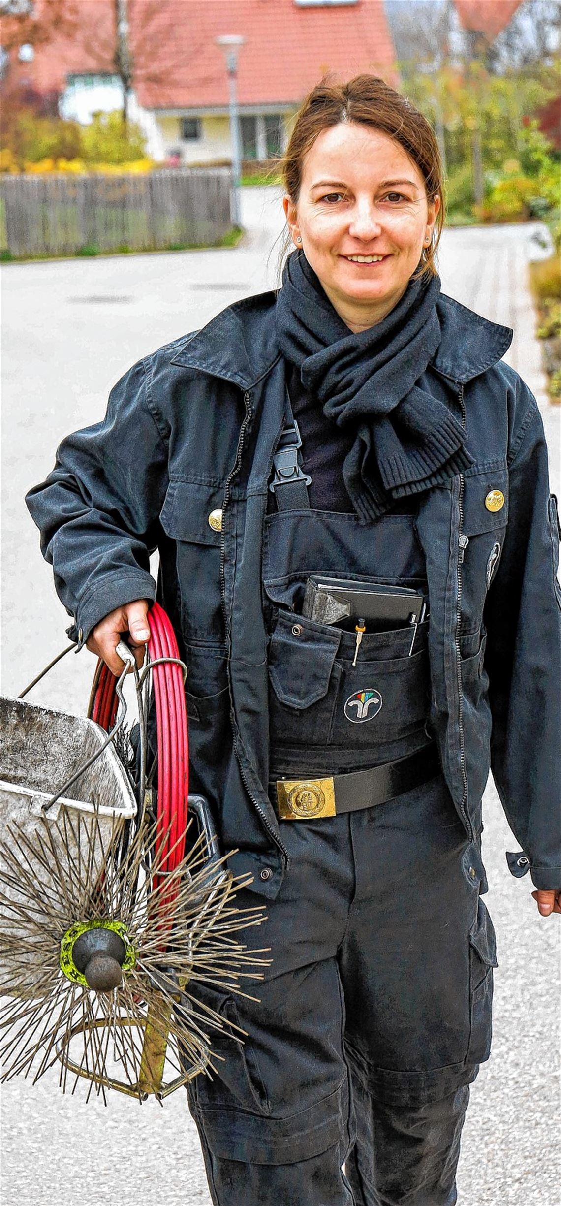 Eine Frau, die Glück bringt: Schornsteinfegerin Nicole Hof erledigt die Kehrwoche in Sternenfels zu Fuß und per Rad. Fotos: Hansen