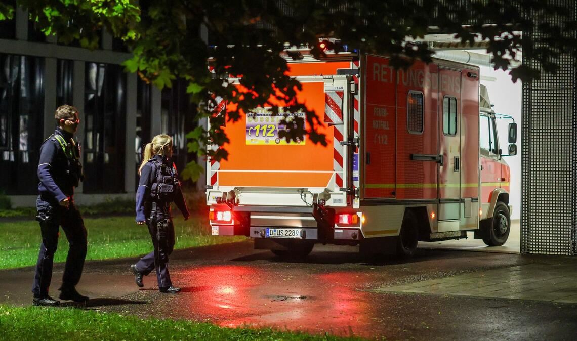 Eine Frau, die Kontakt zu einem Hantavirus-Fall hatte, wird per Krankenwagen in die Uniklinik Düsseldorf gebfracht.