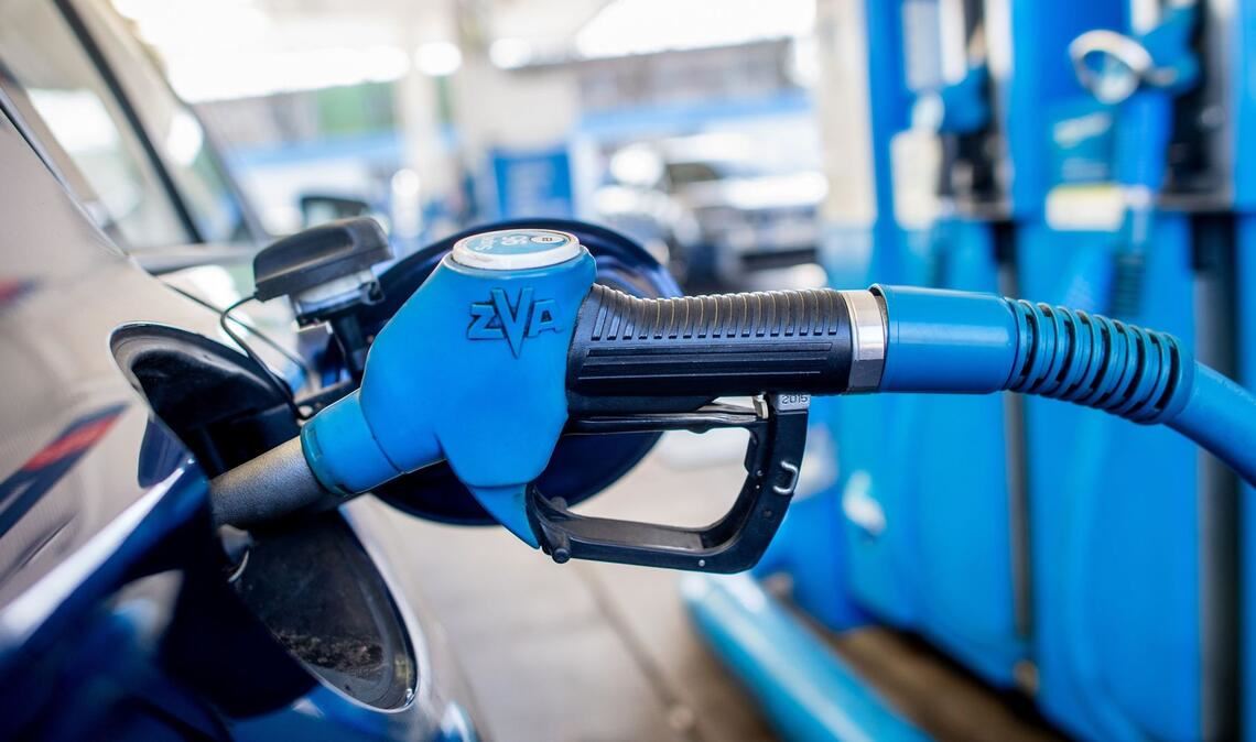 Eine Frau hat an einer Tankstelle im Ortenaukreis vergessen, die Zapfpistole vor dem Wegfahren rauszunehmen (Symbolfoto).