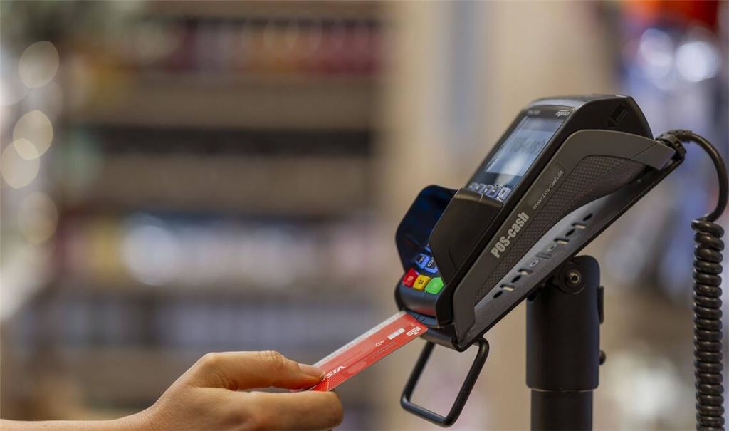 Eine Frau hat in einer Tankstelle offenbar eine 63-Jährige mit einem EC-Kartentrick betrogen (Archivbild).