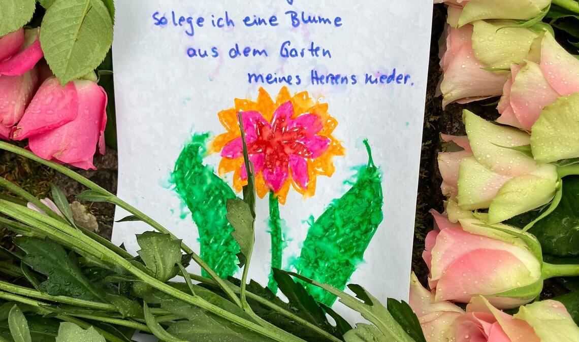 Eine Frau hat mit einem gemalten Bild eine emotionale Botschaft hinterlassen.
