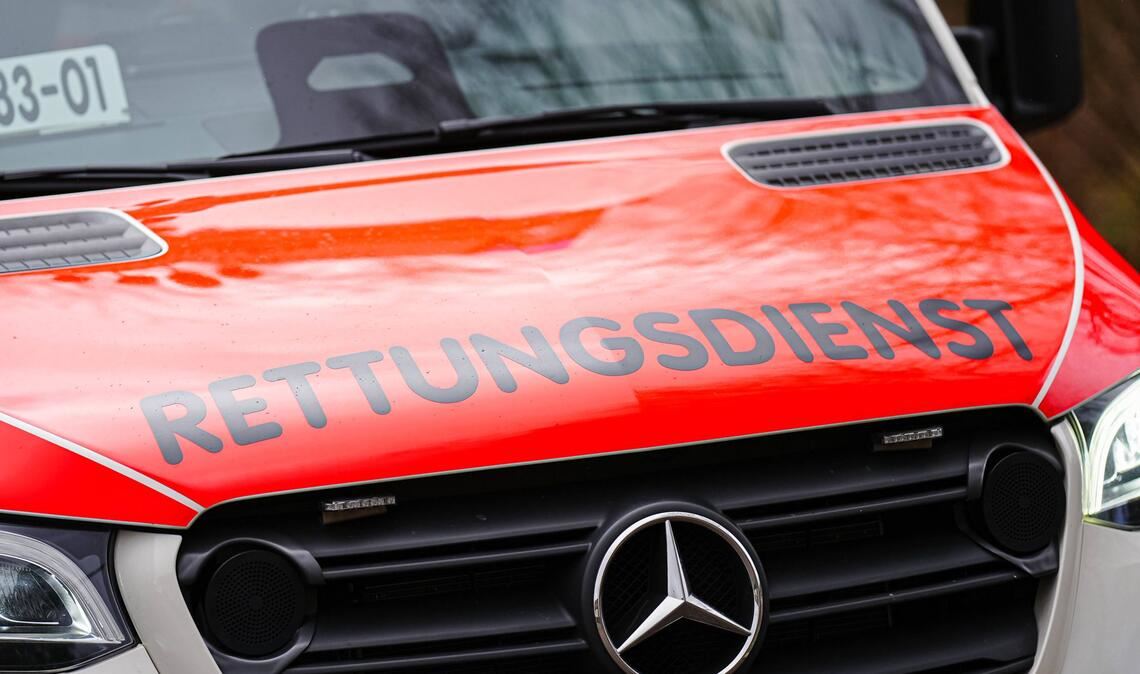 Eine Frau ist in einem Wald in Burladingen (Zollernalbkreis) von ihrem eigenen Kleinbus eingeklemmt worden und gestorben (Symbolfoto).