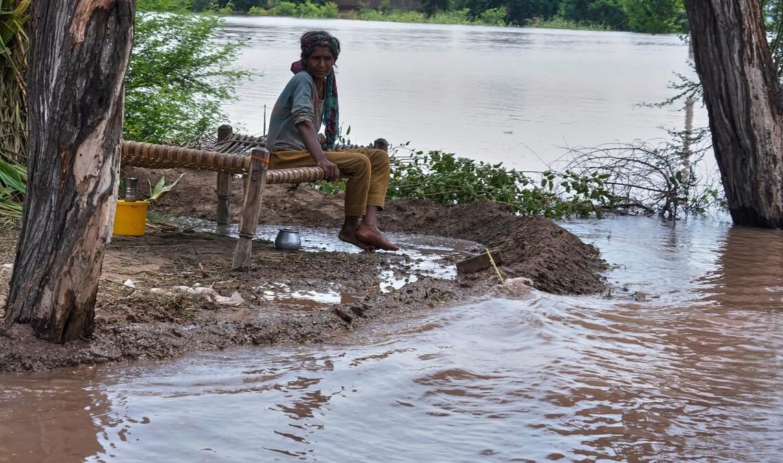Bilder des Tages Eine Frau sitzt in den Fluten des Monsuns in Pakistan.
