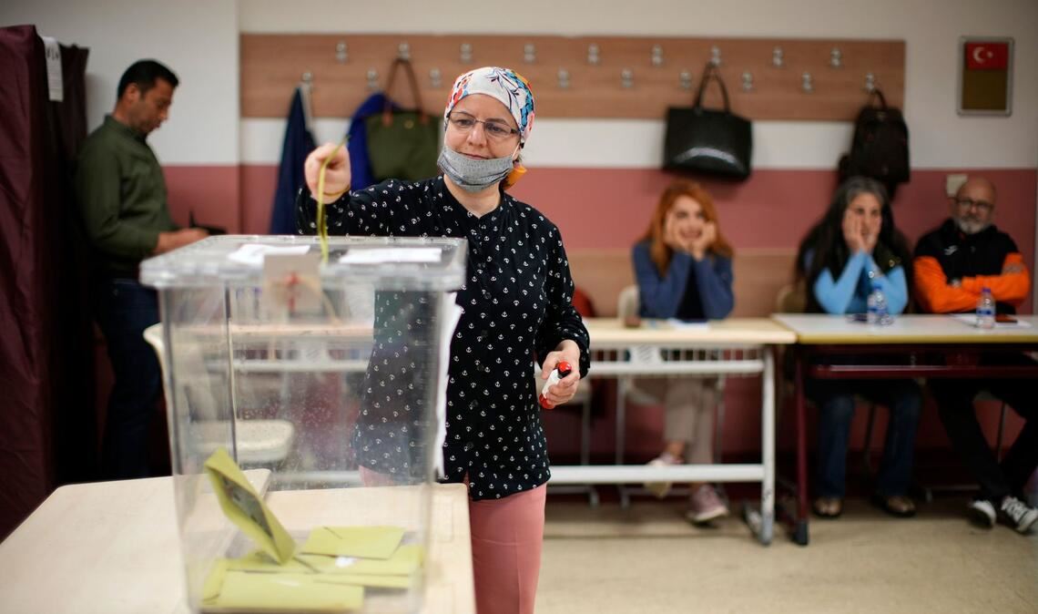 Eine Frau wählt in einem Wahllokal in Istanbul.