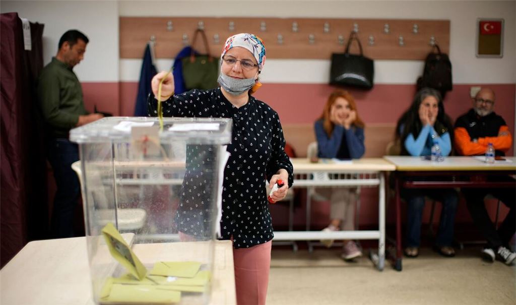 Eine Frau wählt in einem Wahllokal in Istanbul.