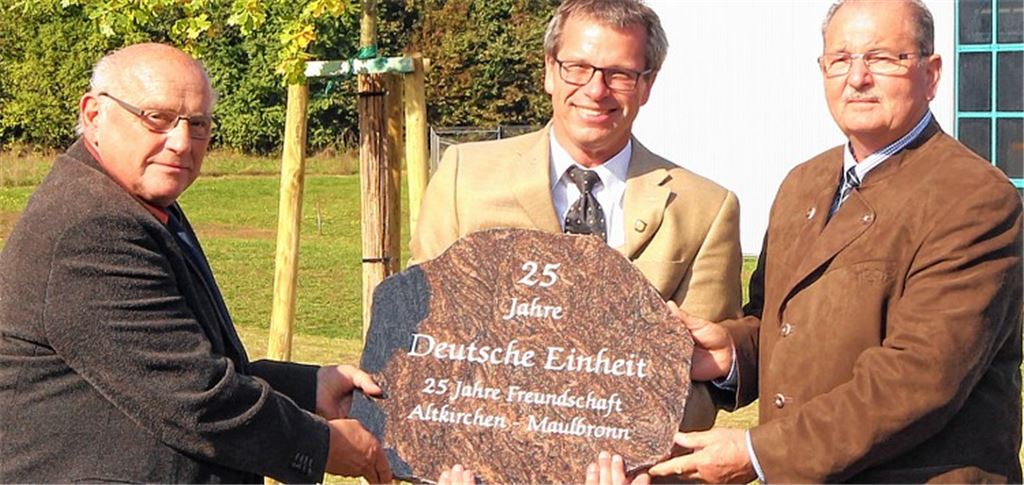 Drei Bäume als Zeichen der Einheit