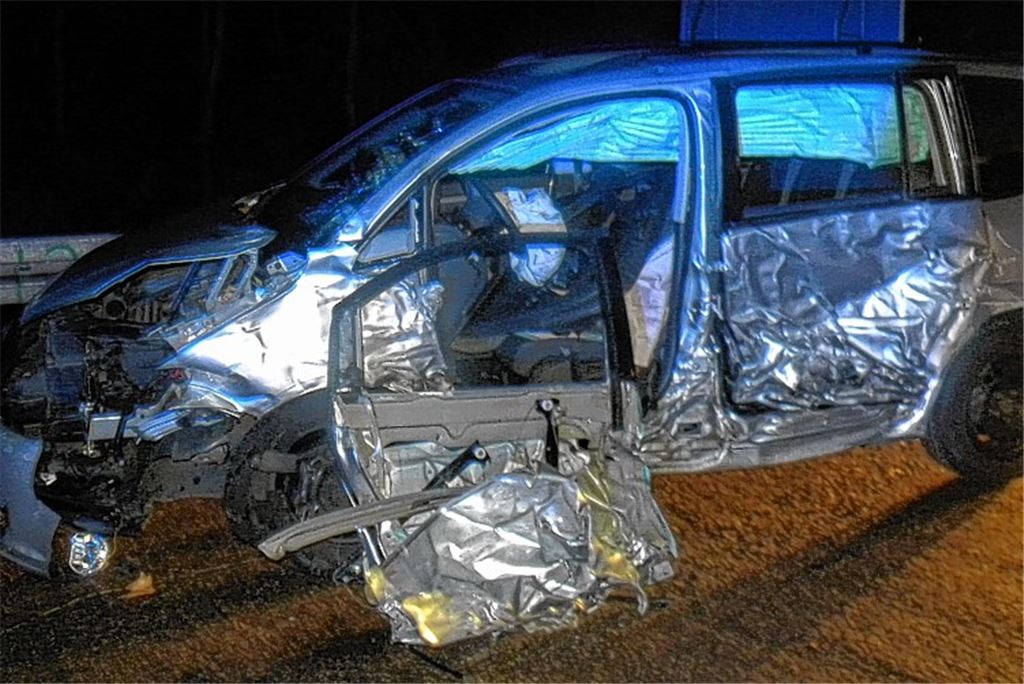 Eine Geisterfahrerin ist am 11. November bei Remchingen frontal in einen VW gerast. Foto: pol