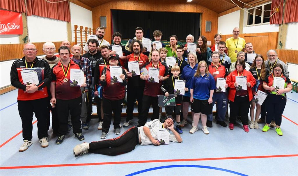 Eine Gemeinschaft mit Tischtennis-Begeisterung: Die Spielerinnen und Spieler des inklusiven Doppelturniers nach der Siegerehrung am Sonntagabend. Fotos: Schüller, Fotomoment