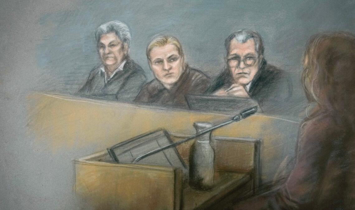 Eine Gerichtszeichnung zeigt den Angeklagten Marius Borg Høiby (M) am dritten Tag des Prozesses gegen ihn im Osloer Bezirksgericht im Gerichtssaal mit seinen Anwälten Ellen Holager Andenæs und Petar Sekulic (r).