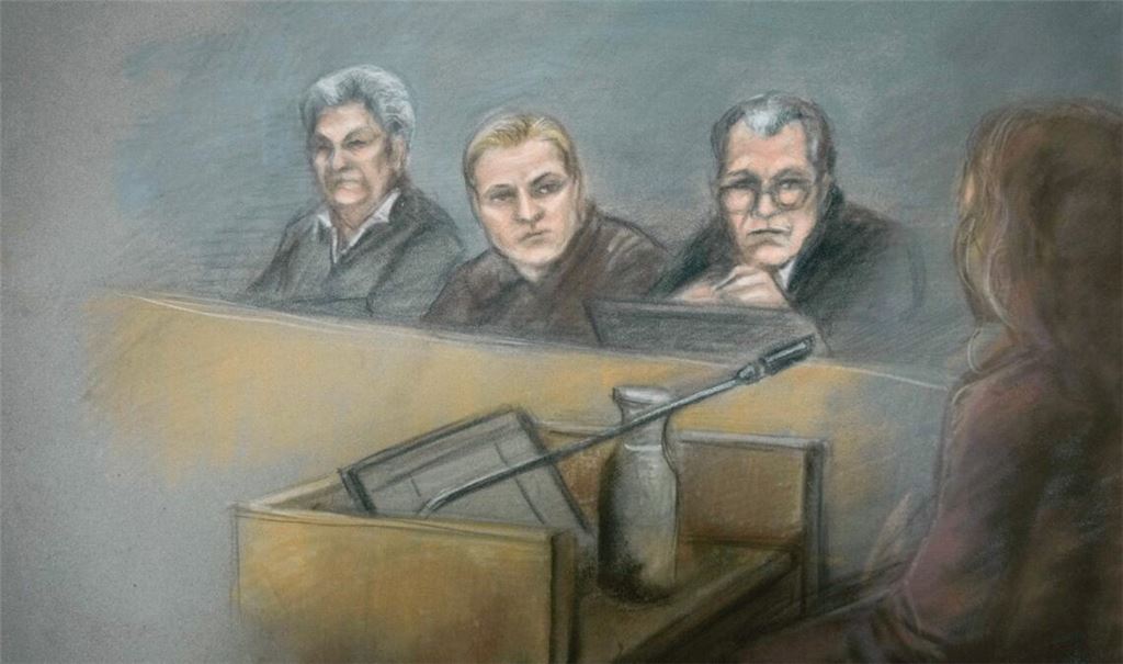 Eine Gerichtszeichnung zeigt den Angeklagten Marius Borg Høiby (M) am dritten Tag des Prozesses gegen ihn im Osloer Bezirksgericht im Gerichtssaal mit seinen Anwälten Ellen Holager Andenæs und Petar Sekulic (r).