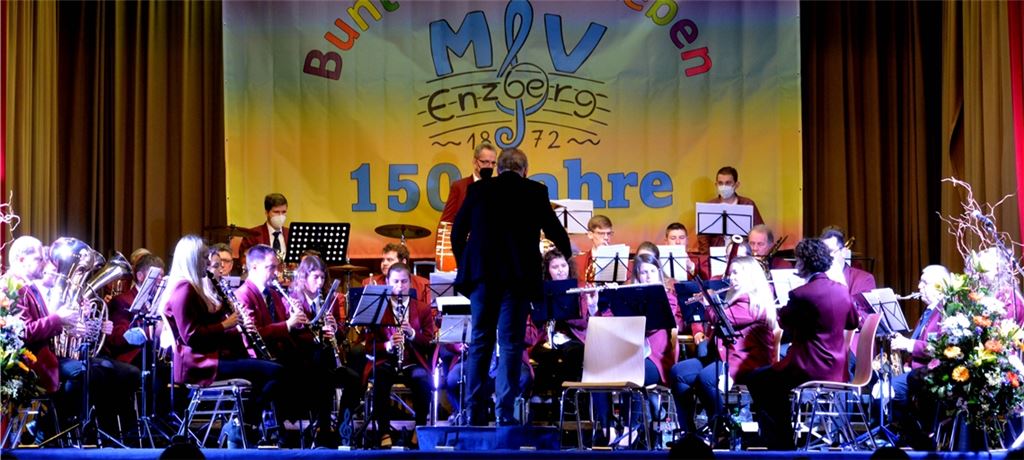 Eine Gratulation der klangvollen Art aus der unmittelbaren Nachbarschaft: Der Musikverein Mühlacker spielt für den Musikverein Enzberg. Fotos: Stahlfeld