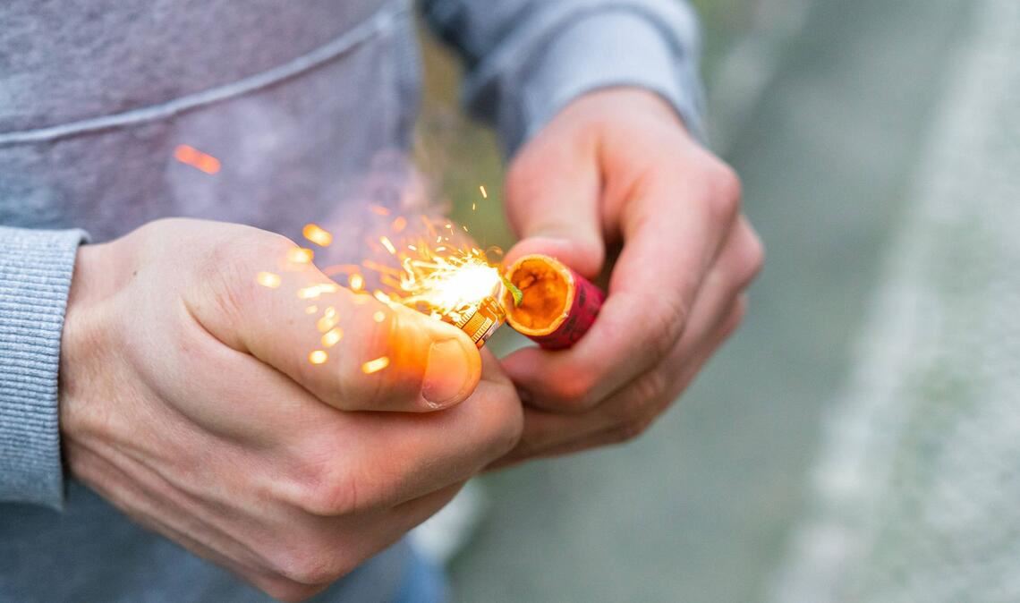Eine Gruppe Jugendlicher soll auf einem Parkplatz in Hemsbach mutmaßlich Böller gezündet haben (Symbolbild).