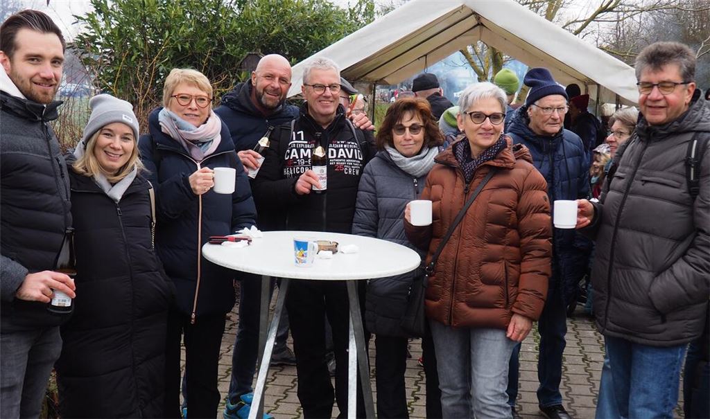 Eine Gruppe aus Schmie freut sich auf die Wanderung an der frischen (Winter-)Luft und auf die kulinarischen Zwischenstopps. Fotos: Müller