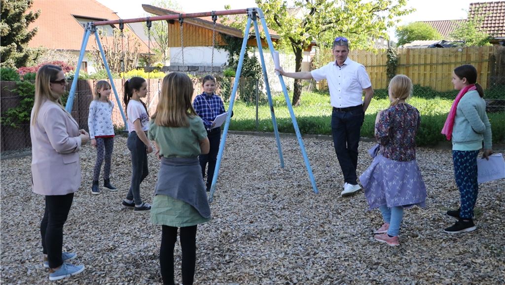 Eine Gruppe aus sechs Mädchen stellt Matthias Enz ihre Ideen vor. Foto: Willimek