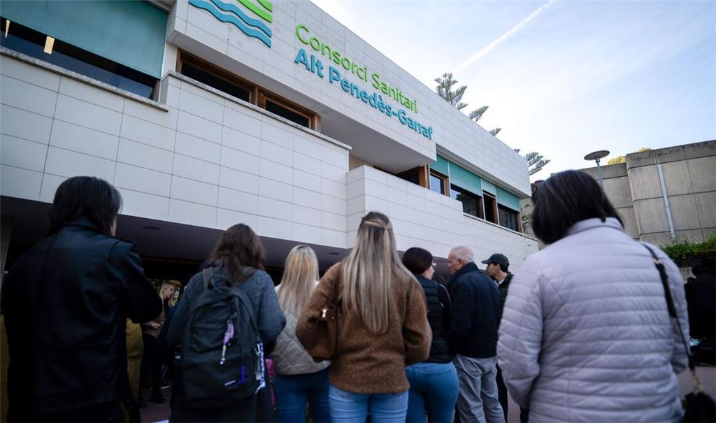 Eine Gruppe von Menschen protestiert am Eingang des Krankenhauses Sant Camil.