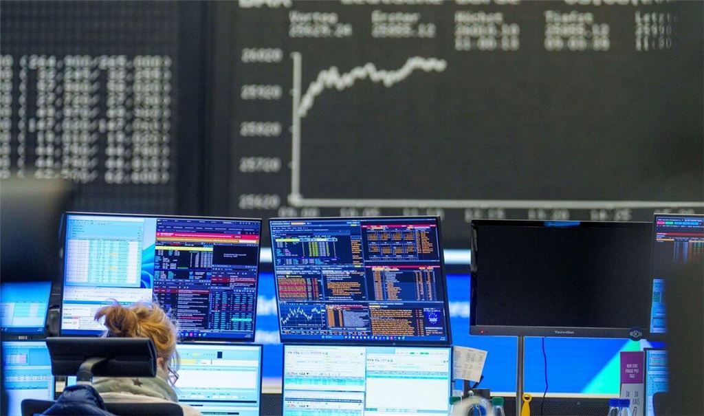 Eine Händlerin sitzt im Handelssaal vor ihren Bildschirmen. (zu dpa: «Dax schwächelt wieder - Stresstest steht an»)