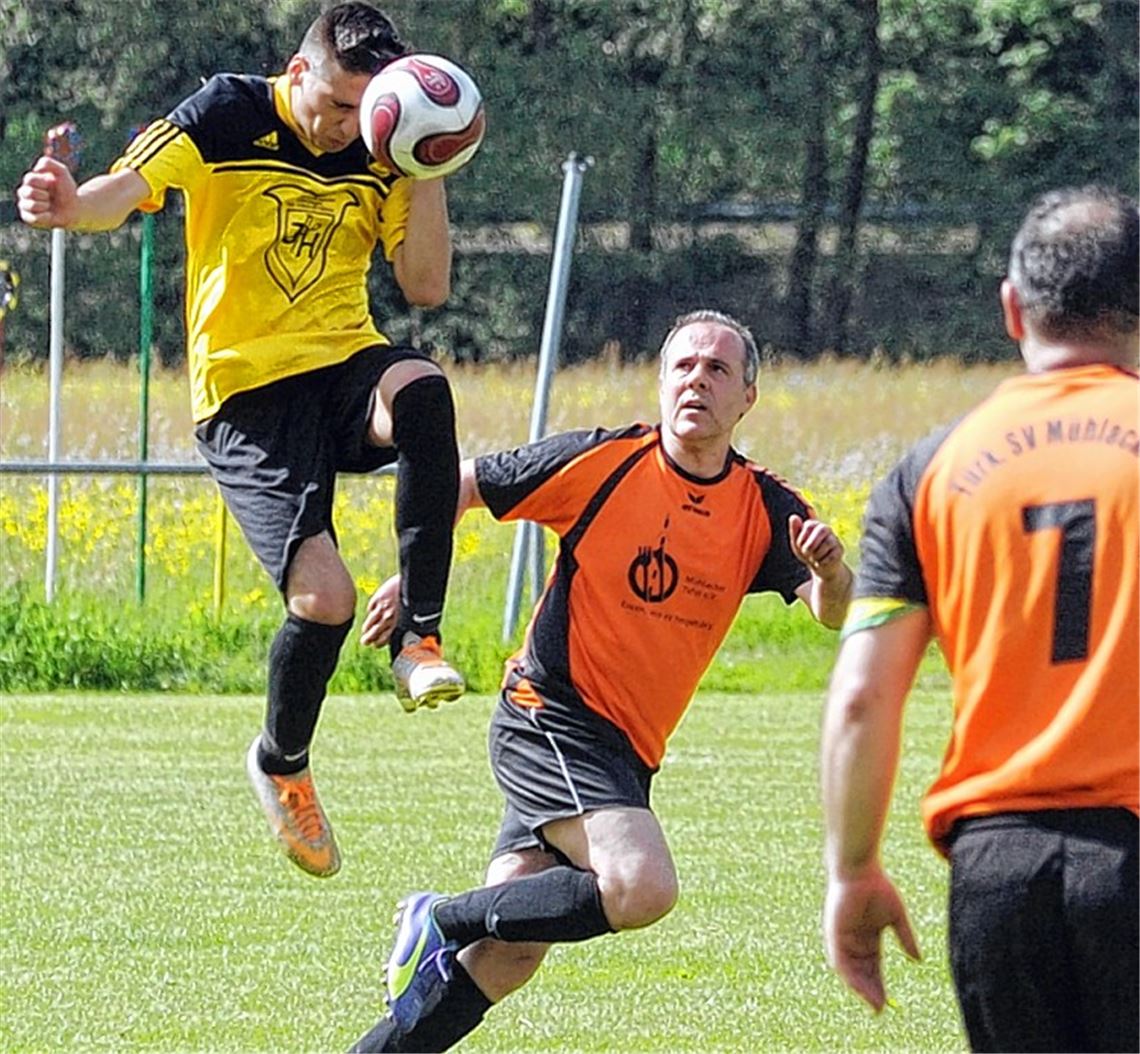 Eine Halbzeit lang hält der Türkische SV Mühlacker (in Orange) mit, dann hebt der FV Lienzingen ab.