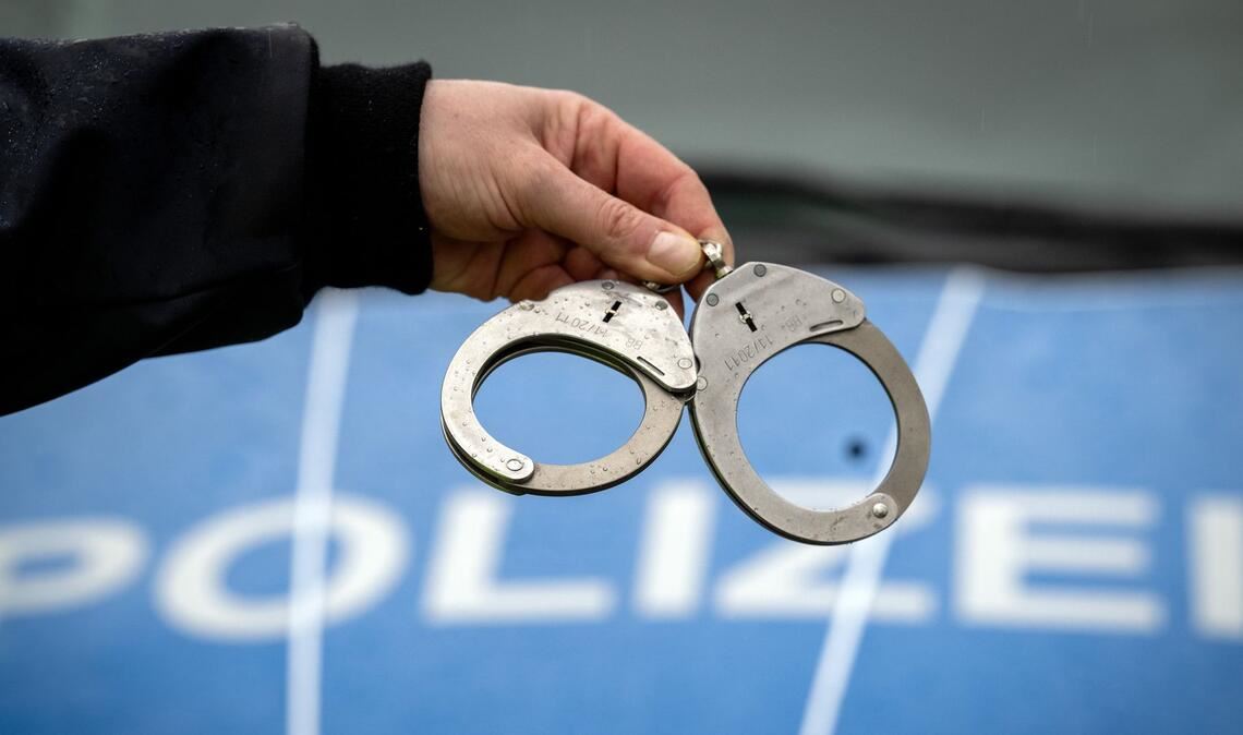 Eine Handschelle der Polizei. (Symbolbild)