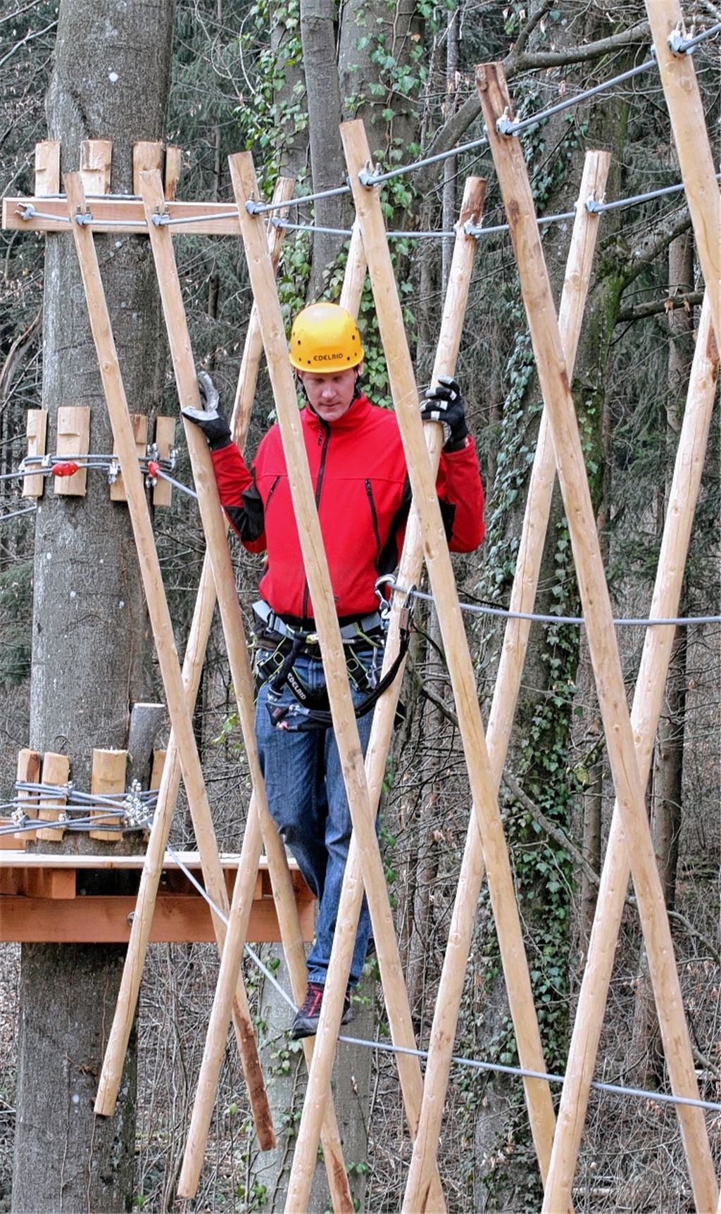 Eine Herausforderung für unerschrockene Kunden: Stephan Coenen, Betreiber des Kletterwalds in[[br]]Illingen, demonstriert die Besonderheiten des neuen Master-Parcours. 