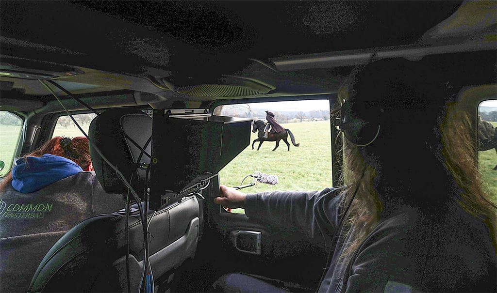 Eine Herausforderung fürs Filmteam: Der Ritt der „Spioninnen“ wird vom Auto aus mit der Kamera festgehalten. Fotos: Warzecha