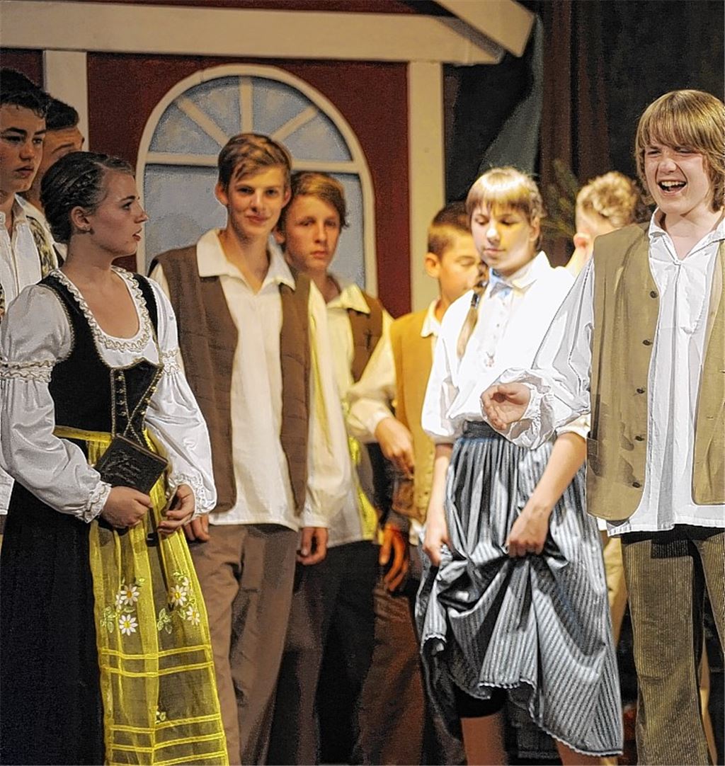 Eine Herausforderung meistern Schüler der 8a der Freien Schule Diefenbach mit der Aufführung von „Peer Gynt“. Foto: Fotomomen