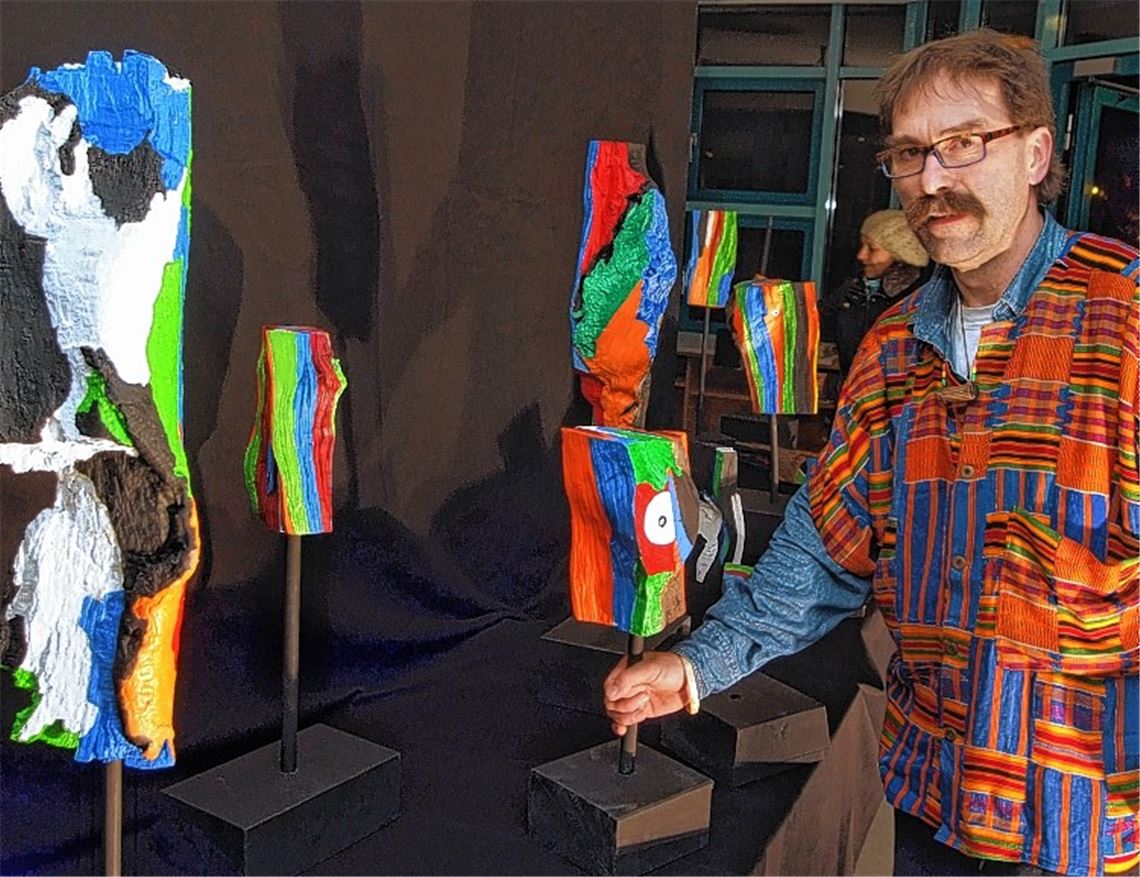 Eine Hommage an afrikanische Gesichtsbemalungen stellt die aktuelle Ausstellung des Illinger Künstlers Eugen Schütz im Kunstkiosk Mühlacker dar.