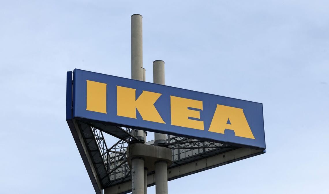 Eine Ikea-Kassiererin soll ihre Position genutzt haben, um Verwandte, Freunde und Bekannte mit Waren an ihrer Kasse vorbeizulassen, ohne diese einzuscannen oder abzukassieren.