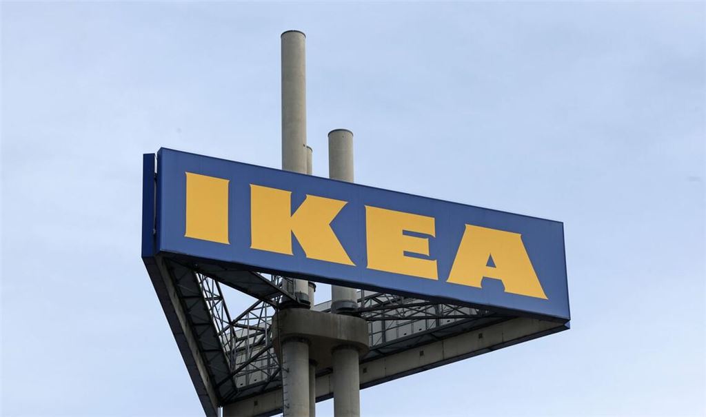 Eine Ikea-Kassiererin soll ihre Position genutzt haben, um Verwandte, Freunde und Bekannte mit Waren an ihrer Kasse vorbeizulassen, ohne diese einzuscannen oder abzukassieren.