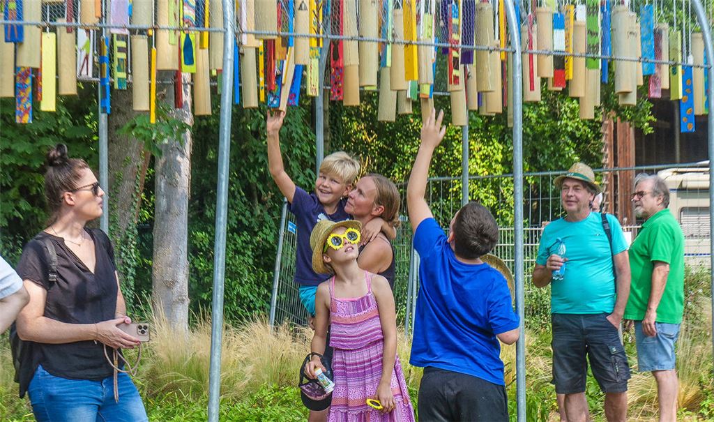 „Eine Insel aus Träumen und Tönen“ ist die neue Installation in den Enzgärten in Mühlacker, die Kinder im Rahmen eines Ferienprogramms geschaffen haben. Fotos: Friedrich