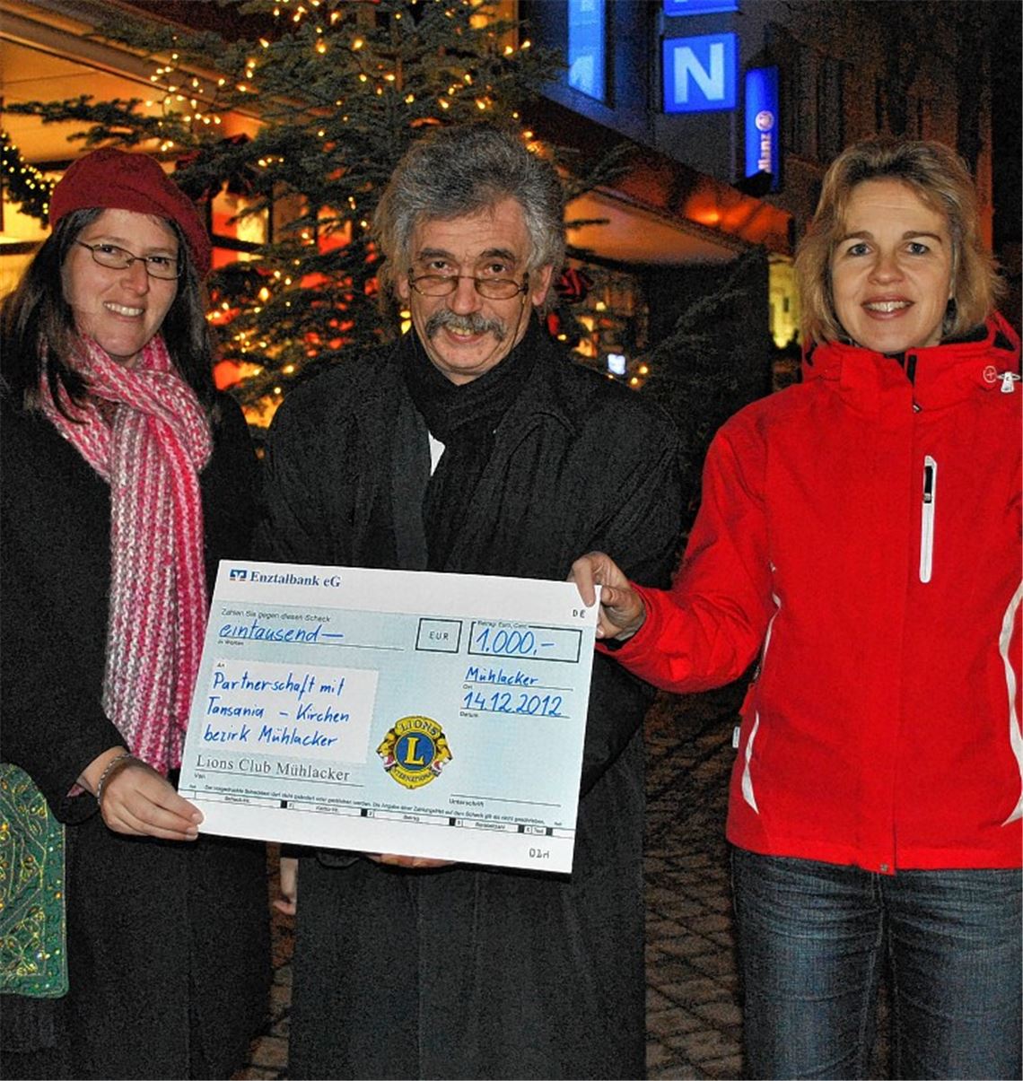 Eine Investition in die Zukunft junger Menschen in Tansania: Lions-Präsidentin Sandra Sailer (li.) überreicht einen Spendenscheck über 1000 Euro an Pfarrerin Karina Beck und Dekan Ulf van Luijk. Foto: Stahlfeld