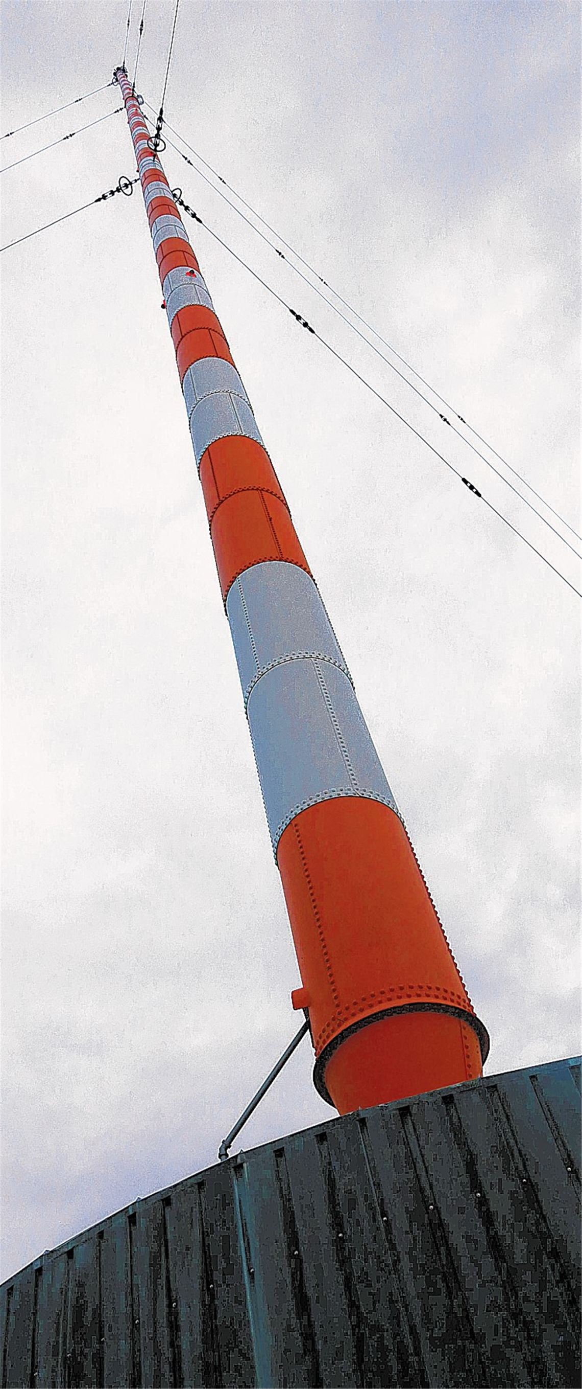 Eine Investorengruppe ist bereit, das Sender-Areal samt dem großen Mast zu erwerben, um das Mühlacker Wahrzeichen zu erhalten. Doch der SWR will die rotweiße Nadel abreißen. Foto: Eier