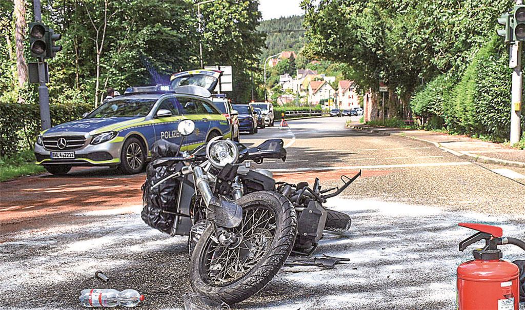 Eine Kollision auf der B294 geht für den Biker noch glimpflich aus. Foto: Myroshnichenko