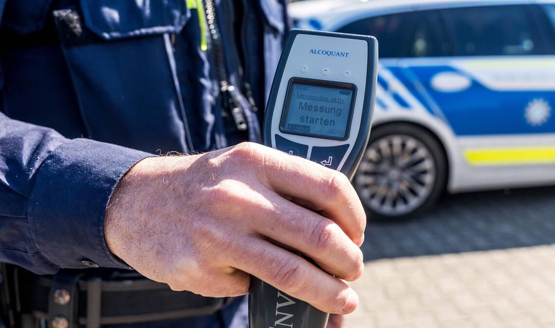 Eine Kontrolle ergab bei dem Autofahrer einen Blutalkoholwert von mehr als zwei Promille (Symbolbild).