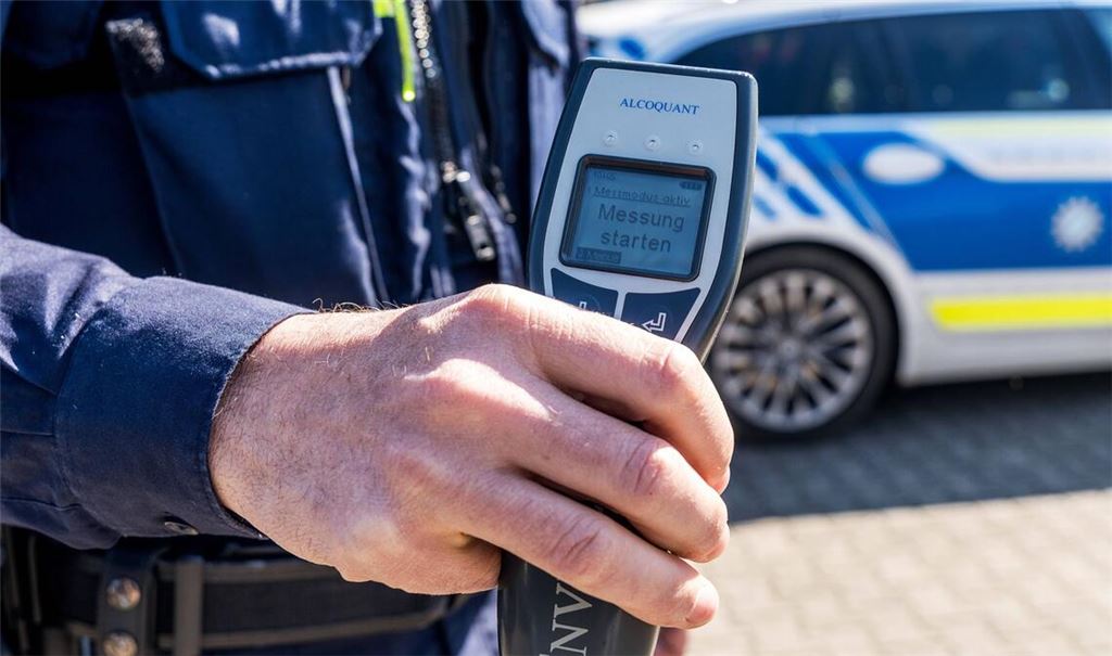 Eine Kontrolle ergab bei dem Autofahrer einen Blutalkoholwert von mehr als zwei Promille (Symbolbild).