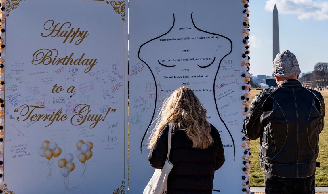 Eine Kunstinstallation zeigt eine angebliche Verbindung zwischen Epstein und Trump. (Archivbild)