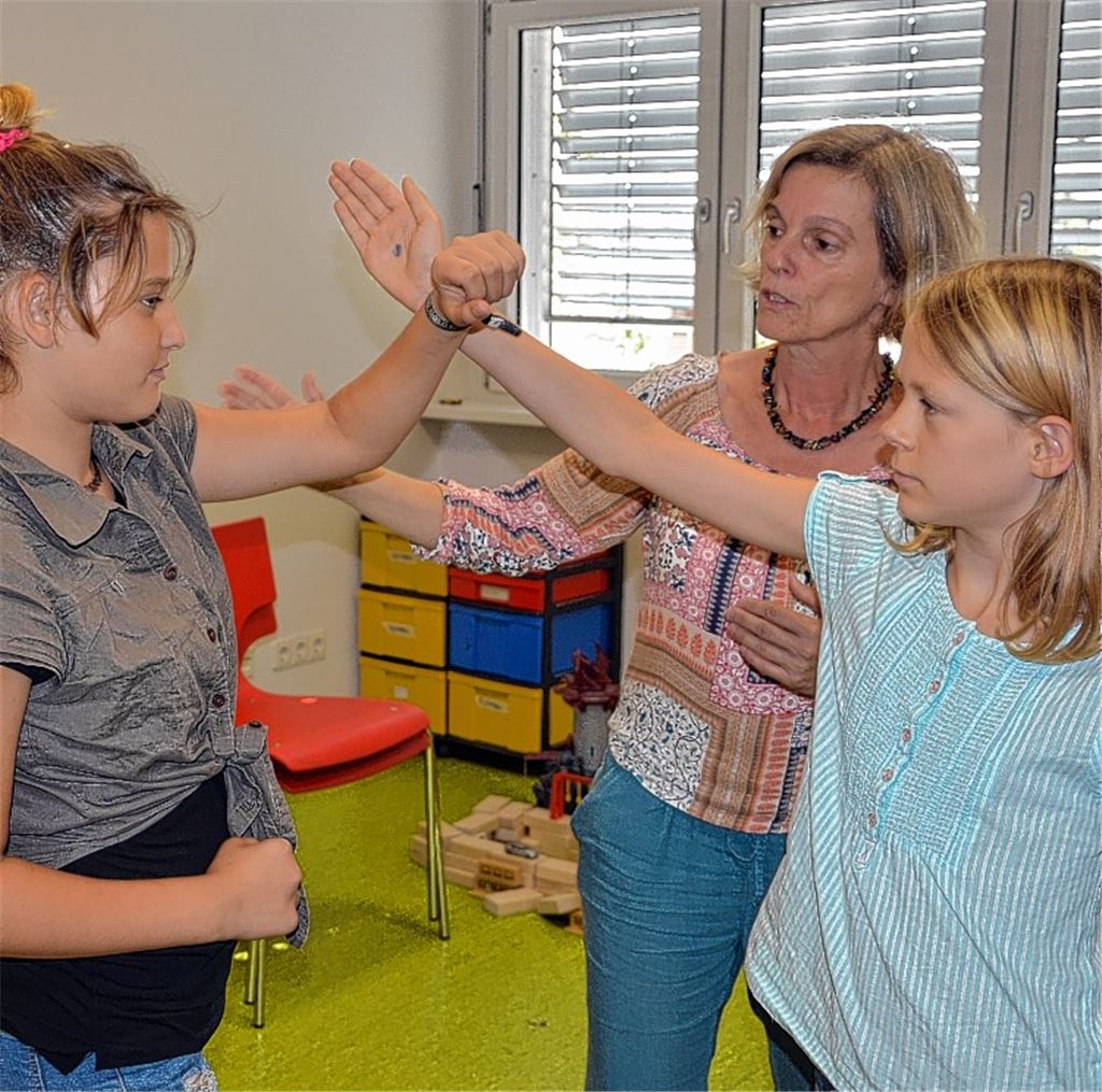 Schülerinnen lernen den „bösen Blick“