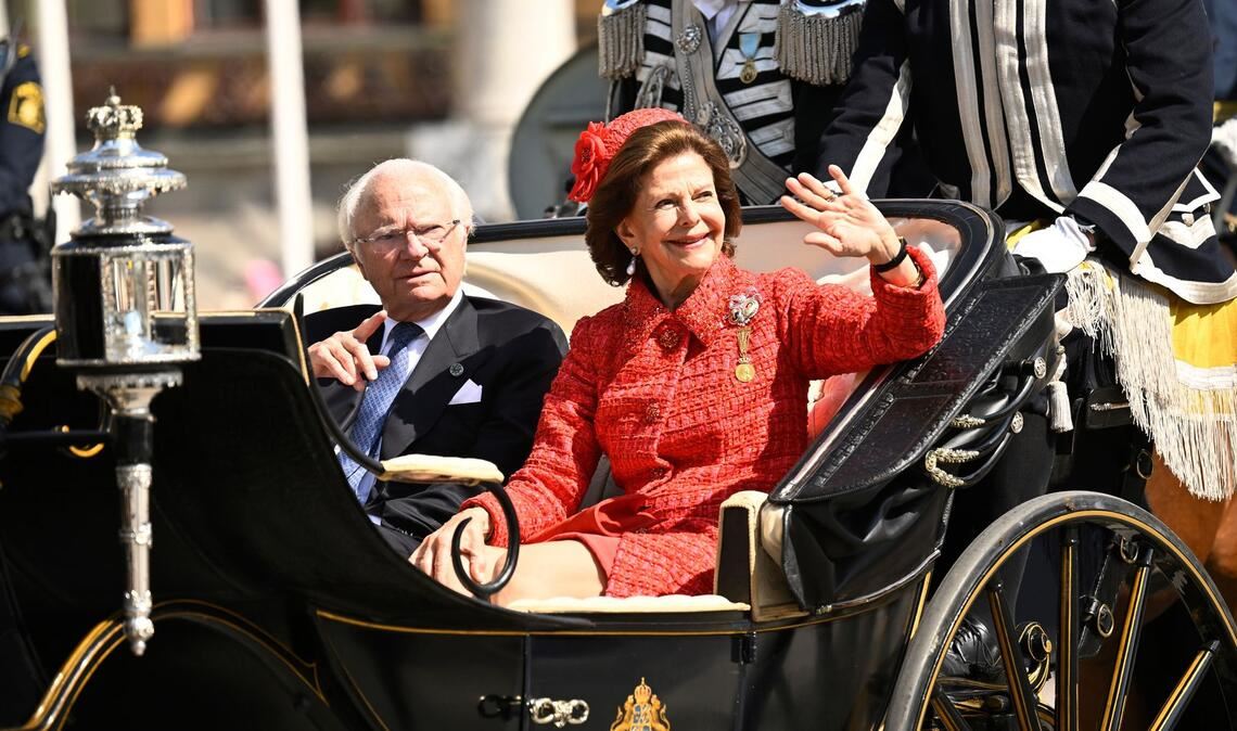 Eine Kutschfahrt darf bei einem royalen Jubiläum nicht fehlen. Drin: das Goldhochzeitspaar, König Carl XVI. Gustaf (links) und Königin Silvia (rechts).